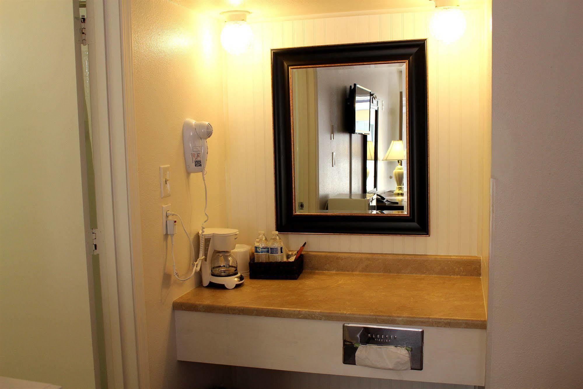 Sovana Inn Medford Bagian luar foto