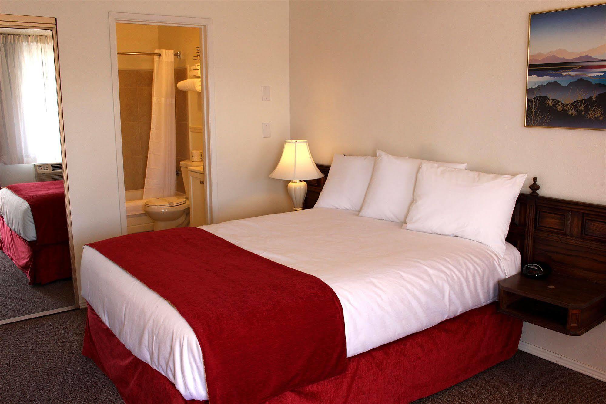 Sovana Inn Medford Bagian luar foto