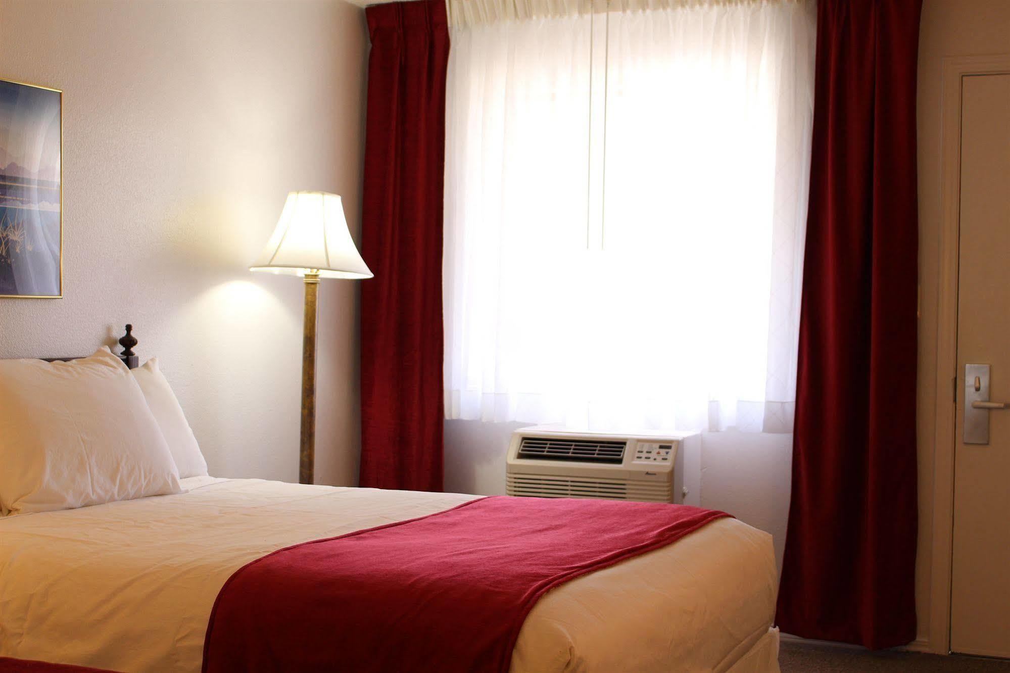 Sovana Inn Medford Bagian luar foto