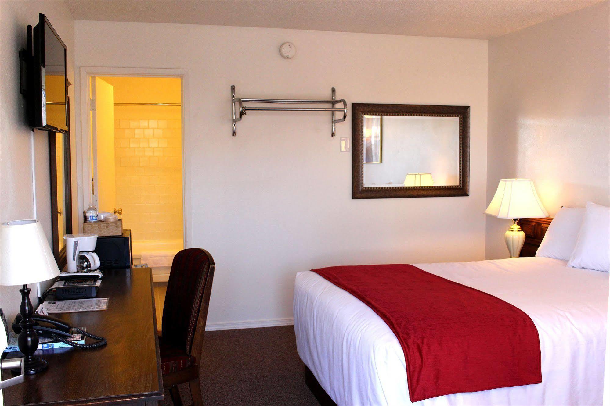 Sovana Inn Medford Bagian luar foto