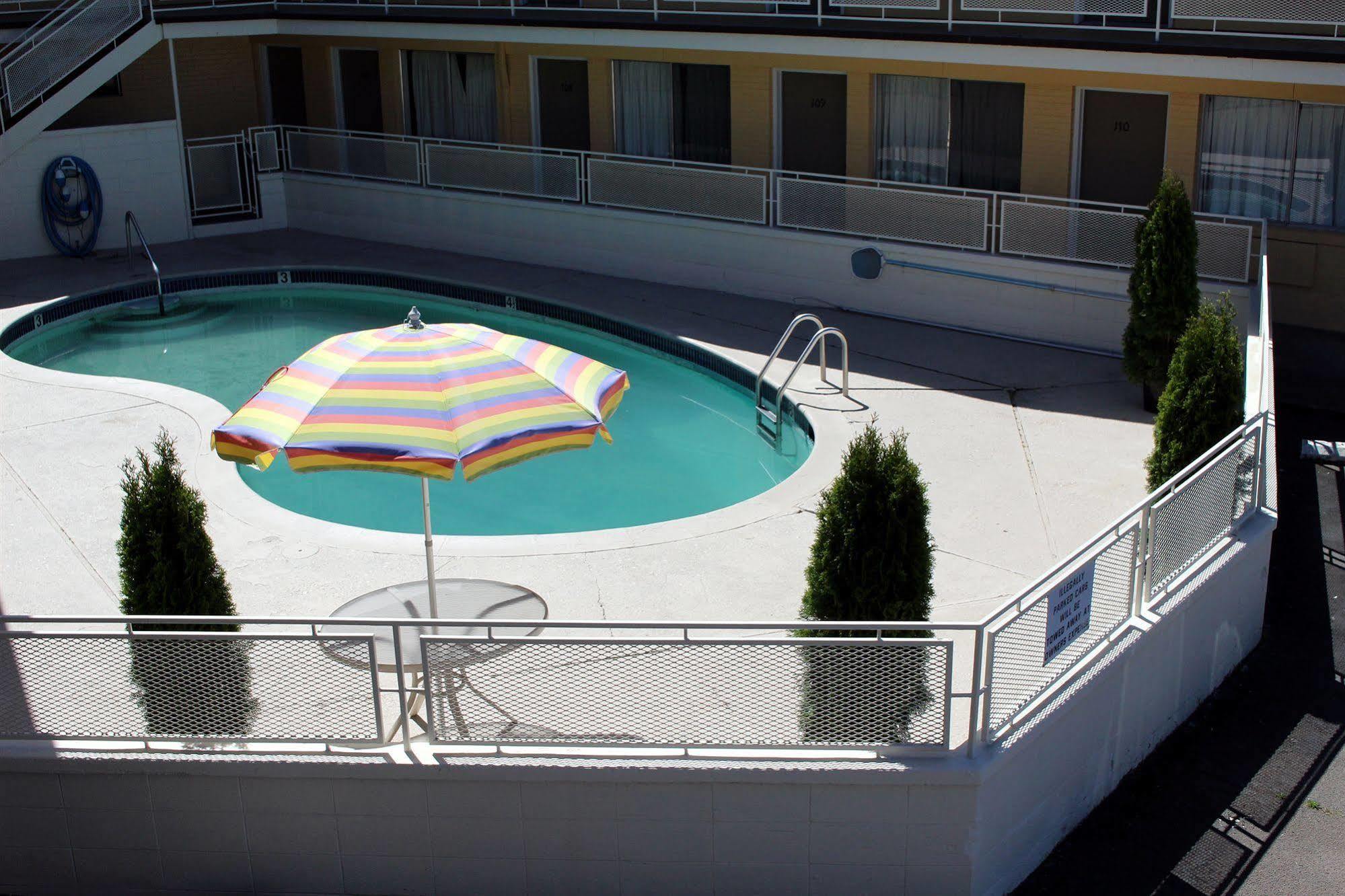 Sovana Inn Medford Bagian luar foto